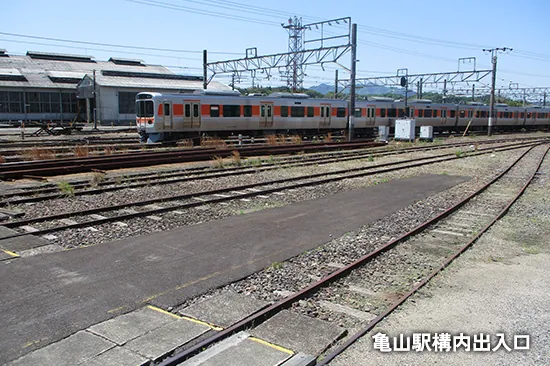 亀山駅構内出入口