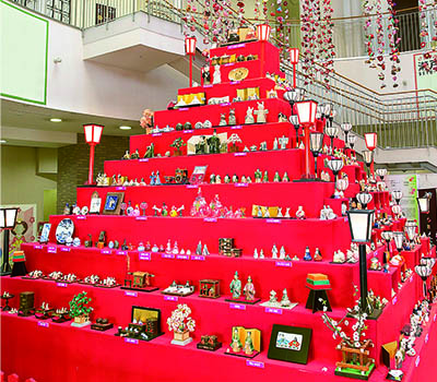 瀬戸蔵の巨大ひな壇「ひなミッド」